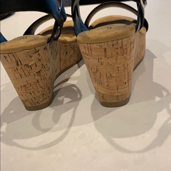 NWT DLG Wedge Sandals - Picture 6 of 7